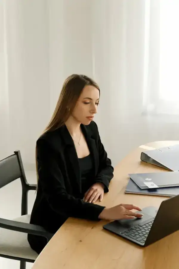 Księgowa ujęta podczas pracy